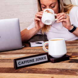Wooden Desk Sign - Caffeine Junkie - Brown - thumbnail 4