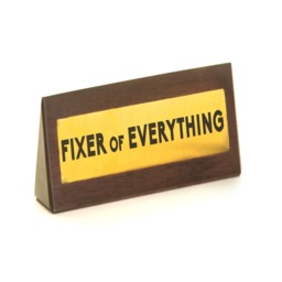 Wooden Desk Sign - Fixer Of Everything - Brown - thumbnail 3