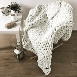 Chunky Knit Throws Blanket in Creamy White - Creamy White / 100cm / 120cm - thumbnail 2