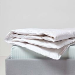 Homescapes Mulberry Silk 13.5 Tog Duvet - White / Single - thumbnail 3