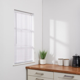 PVC White Wood Effect Venetian Blind - White / 45cm - thumbnail 3