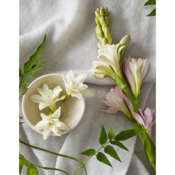 The White Company Tuberose & Cashmere Botanical Candle - Medium, No Colour, Size: One Size - thumbnail 2