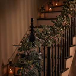 The White Company 250cm Pre-Lit Frosted Eucalyptus Garland, Green - thumbnail 2