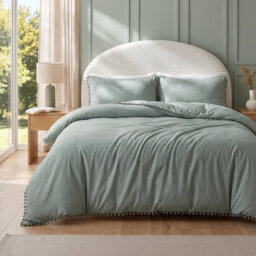 Polyester Solid Colour Sham with Pillow Shams Included