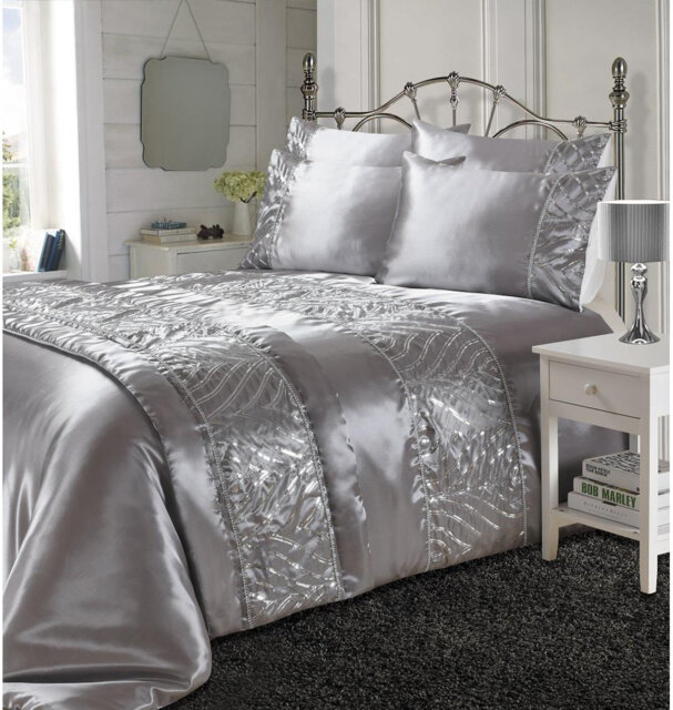Akenside Polyester No Pattern Duvet Cover Set with Pillowcases Included