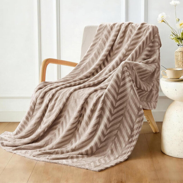 Flannel Fleece Throw Blanket For Sofa, 130X150 CM Soft Fluffy Velvet Sofa Blanket With Decorative Chevron Pattern For All Season, Warm And Lightweight