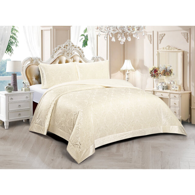 Damask Bedspread with Pillow Shams Included