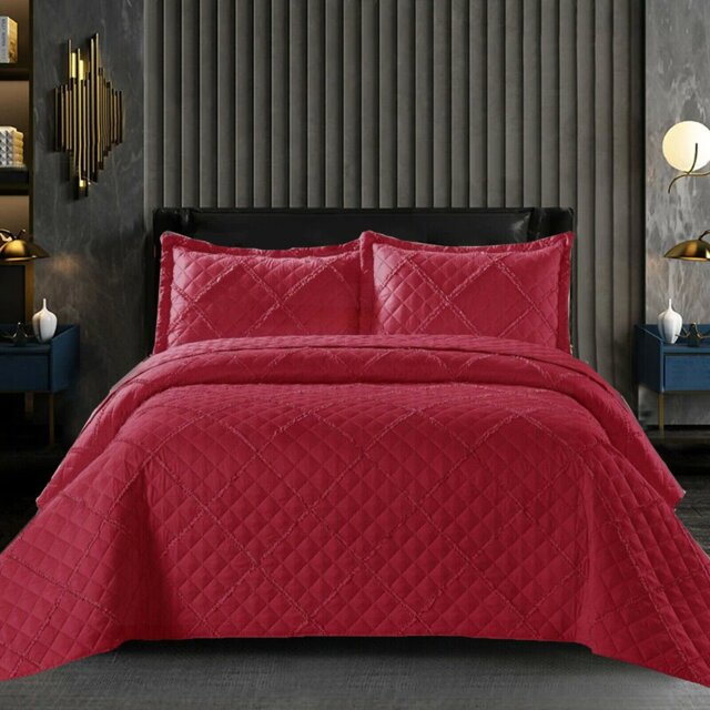 Fairdale Polyester Bedspread with Pillow Shams Included