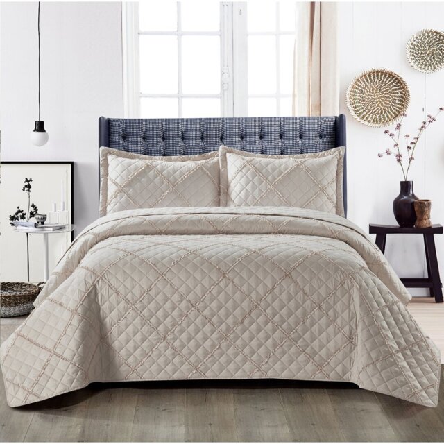 Fairdale Polyester Bedspread with Pillow Shams Included