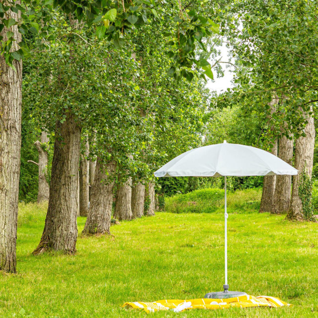 Harbour Housewares - Metal Beach Parasol & Base - 1.74 x 1.93m