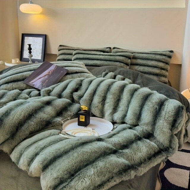 Cozy and Comfortable Faux Fur Blanket A soft, plush blanket perfect for sofas, featuring a fluffy, thick, and plush texture. Ideal for sofas, bedrooms