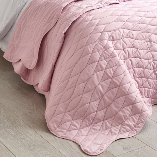 Scallop Waves Quilted Bedspread