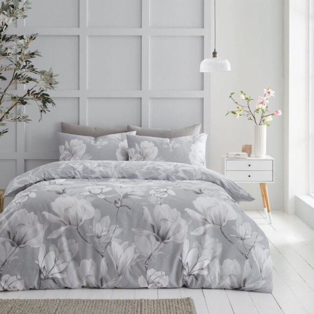 Floral Bedding Set - Polycotton Lightweight Duvet Cover with Matching Pillowcases - Single Double King