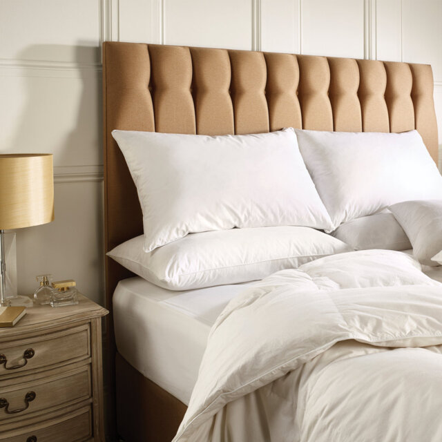 Snuggledown Scandinavian Hollowfibre 10.5 Tog All Year Round Duvet with 2 Pillows