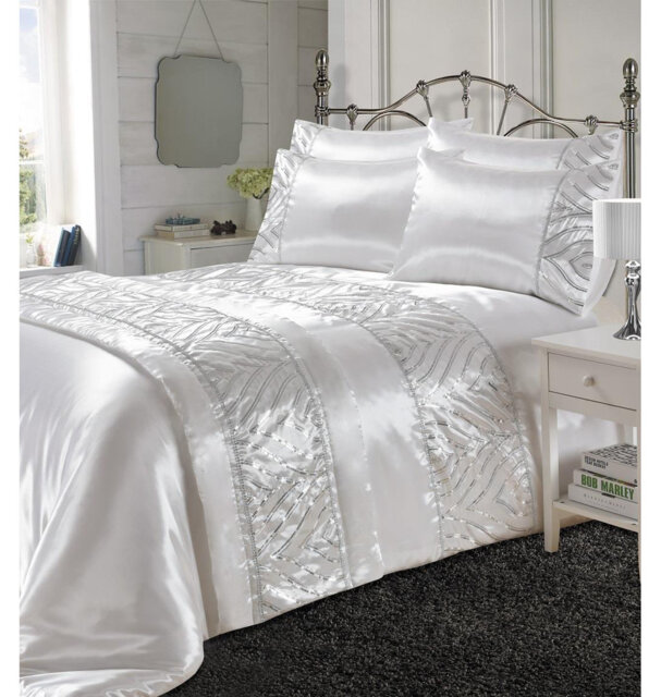 Akenside Polyester No Pattern Duvet Cover Set with Pillowcases Included
