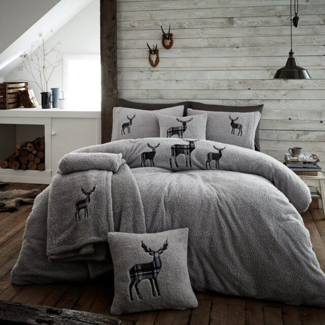 Shadelle Polyester No Pattern Duvet Cover Set with Pillowcases Included