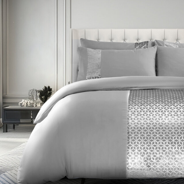 Polyester Geometric Duvet Cover Set with Pillowcases Included