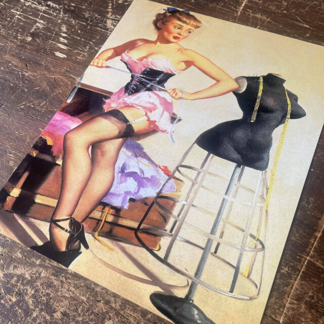 Pin up Girl Dressing Room Metal Wall DÃ©cor