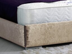 Uma Upholstered Bed