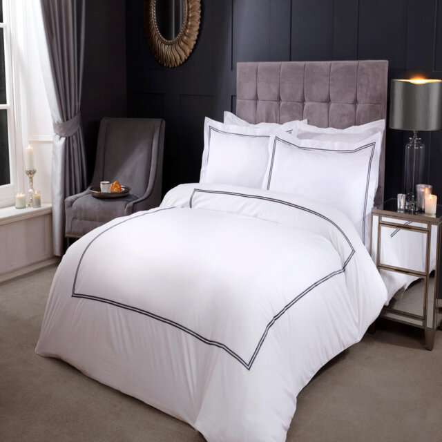 Ervin Linen Geometric Shapes Duvet Cover Set with Pillow Shams Included
