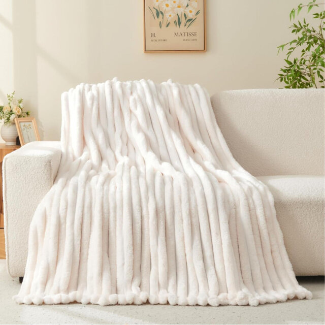 Fluffy Fleece Blanket Faux Fur Bed Throw Super Soft Warm Large Blanket For Bed Sofa Car, White 127X153cm