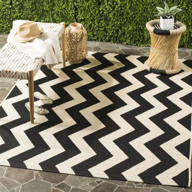 Camellia Hooked Black/White Indoor / Outdoor Rug