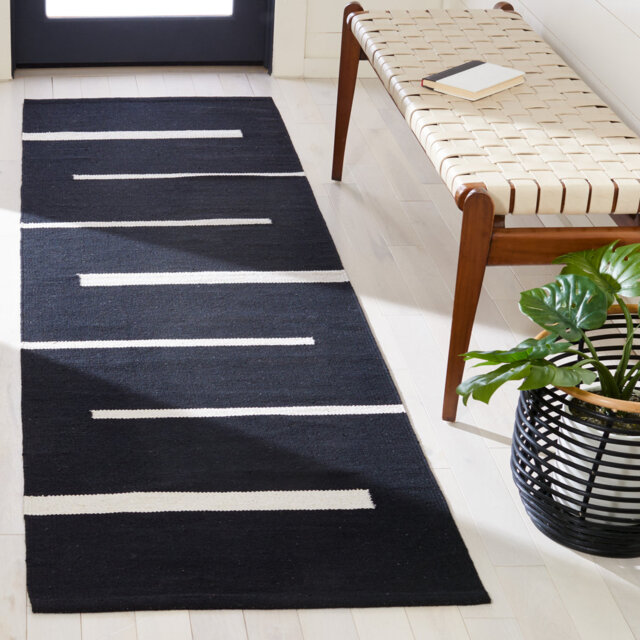 Estremera Area Rug In Black / Ivory