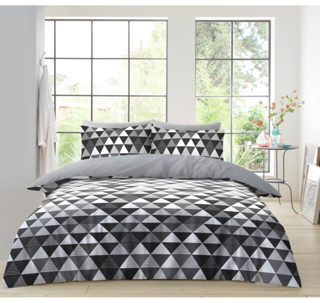 Premium Triangle Print Microfibre Duvet Cover Set with Pillowcases Soft Breathable Easy Care Modern Bedding