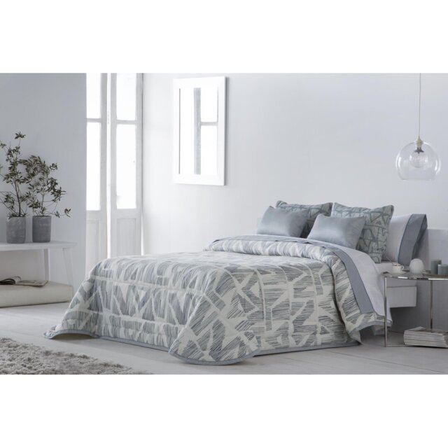 Larson Polyester No Pattern Bedspread