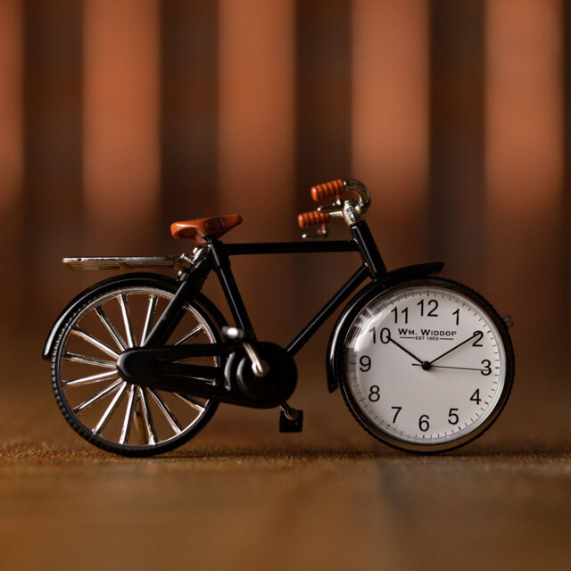 Analogue Metal Quartz Movement / Crystal Tabletop Clock in Black/Ivory