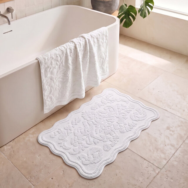 Gracie Floral Jacquard Scalloped Bath Mat