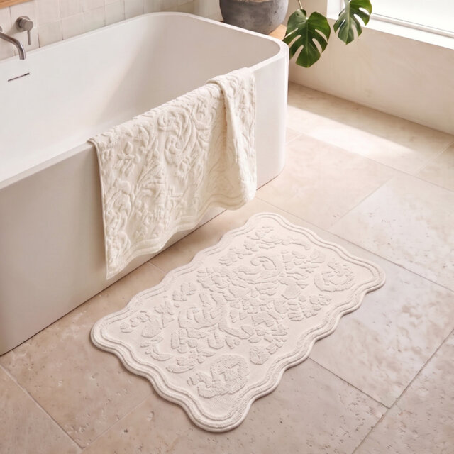 Gracie Floral Jacquard Scalloped Bath Mat