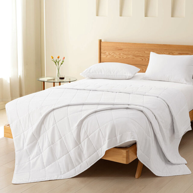 Single Summer Duvet 4.5 Tog, Soft Lightweight Microfiber Quilt, Machine Washable with Corner Ties, 135Ã200cm