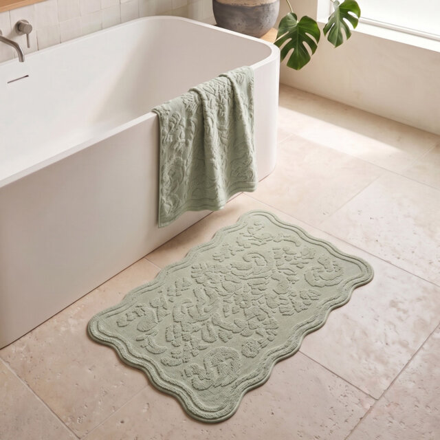 Gracie Floral Jacquard Scalloped Bath Mat