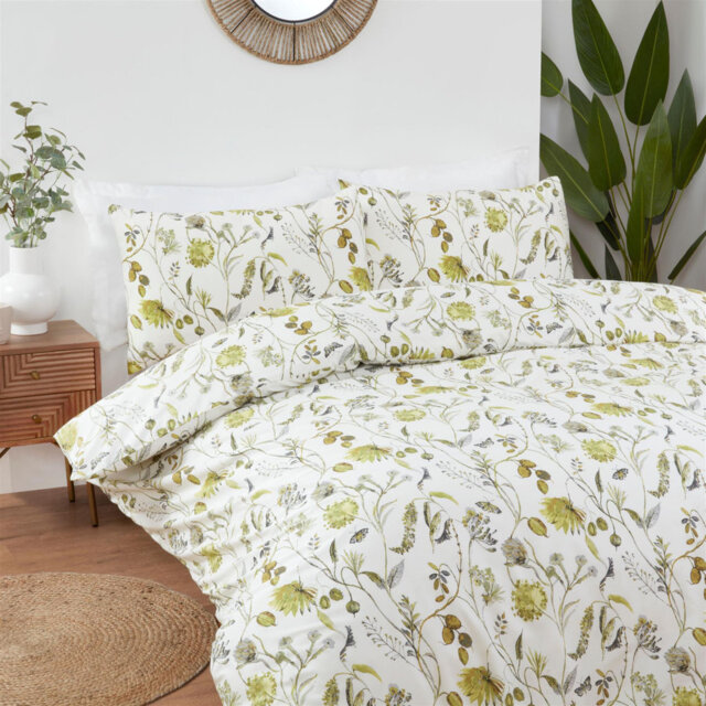 Akesha Polyester Floral Duvet Cover Set with Pillowcases Included