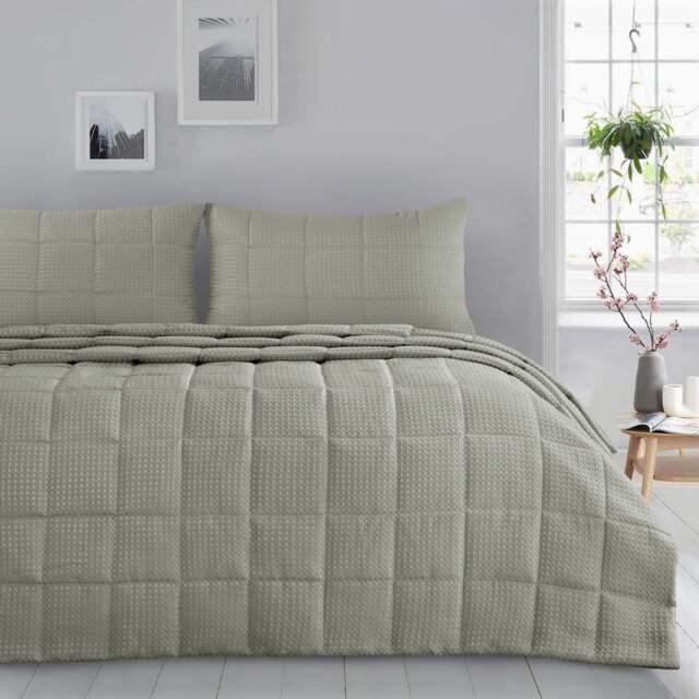 Velosso Waffle Sage Weave Bedspread Set 235 x 235cm - Size: King - Green - Wilko - image 1