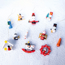 St Helens Assorted Wooden Hanging Decorations 12 Pack - Size: 170 x 200 x 20cm - Red - Wilko - thumbnail 4