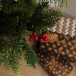 Everglow Pre-Lit Christmas Tree with Red berries and Pine Cones 4ft - Green - Wilko - thumbnail 4