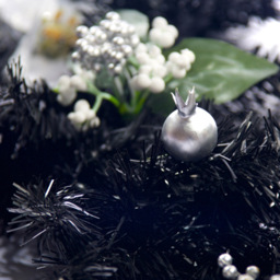 Best Artificial Black and Silver Christmas Garland 270cm - Wilko - thumbnail 7