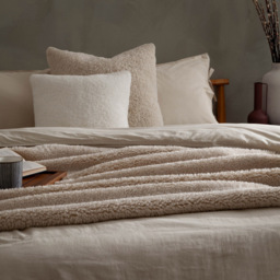 Yard Olann Natural Shearling Fleece Throw - Size: 180 x 130 x 1cm - Cream - Wilko - thumbnail 7
