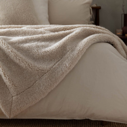 Yard Olann Natural Shearling Fleece Throw - Size: 180 x 130 x 1cm - Cream - Wilko - thumbnail 3