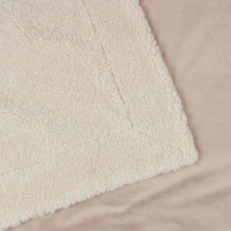 Yard Olann Natural Shearling Fleece Throw - Size: 180 x 130 x 1cm - Cream - Wilko - thumbnail 6