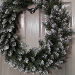 Samuel Alexander Snow Tipped Christmas Wreath Green 60cm - Size: 60 x 60 x 60cm - Wilko - thumbnail 4