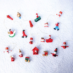 St Helens Assorted Wooden Hanging Decorations 20 Pack - Size: 170 x 200 x 20cm - Red - Wilko - thumbnail 4
