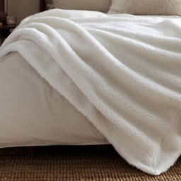 Yard Olann Ecru Shearling Fleece Throw - Size: 180 x 130 x 1cm - White - Wilko - thumbnail 3