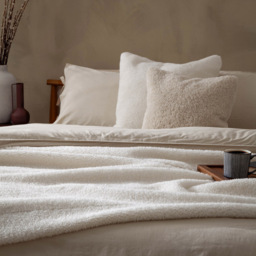 Yard Olann Ecru Shearling Fleece Throw - Size: 180 x 130 x 1cm - White - Wilko - thumbnail 7