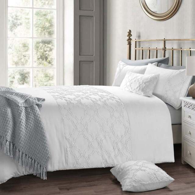 Intimates Kiera Double White Tufted Duvet Set - Wilko - image 1
