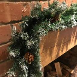 Samuel Alexander Snow Tip Christmas Pine Garland with White Berries and Cones 270cm - Size: 9ft - Green - Premier Decorations Ltd - Wilko - thumbnail 6