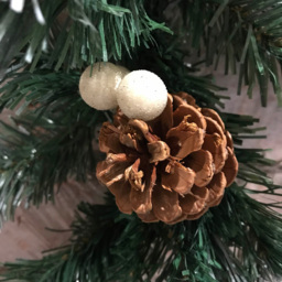 Samuel Alexander Snow Tip Christmas Pine Garland with White Berries and Cones 270cm - Size: 9ft - Green - Premier Decorations Ltd - Wilko - thumbnail 5