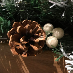 Samuel Alexander Snow Tip Christmas Pine Garland with White Berries and Cones 270cm - Size: 9ft - Green - Premier Decorations Ltd - Wilko - thumbnail 4